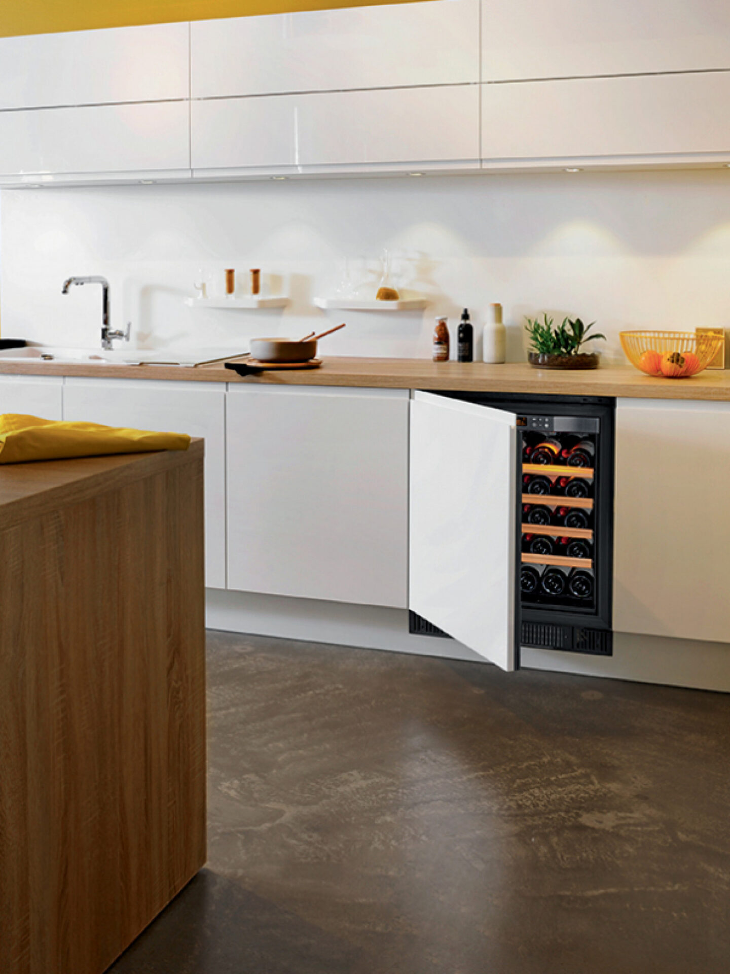 嵌入式酒柜 17 S059 PT ouverte amb cuisine jaune BD