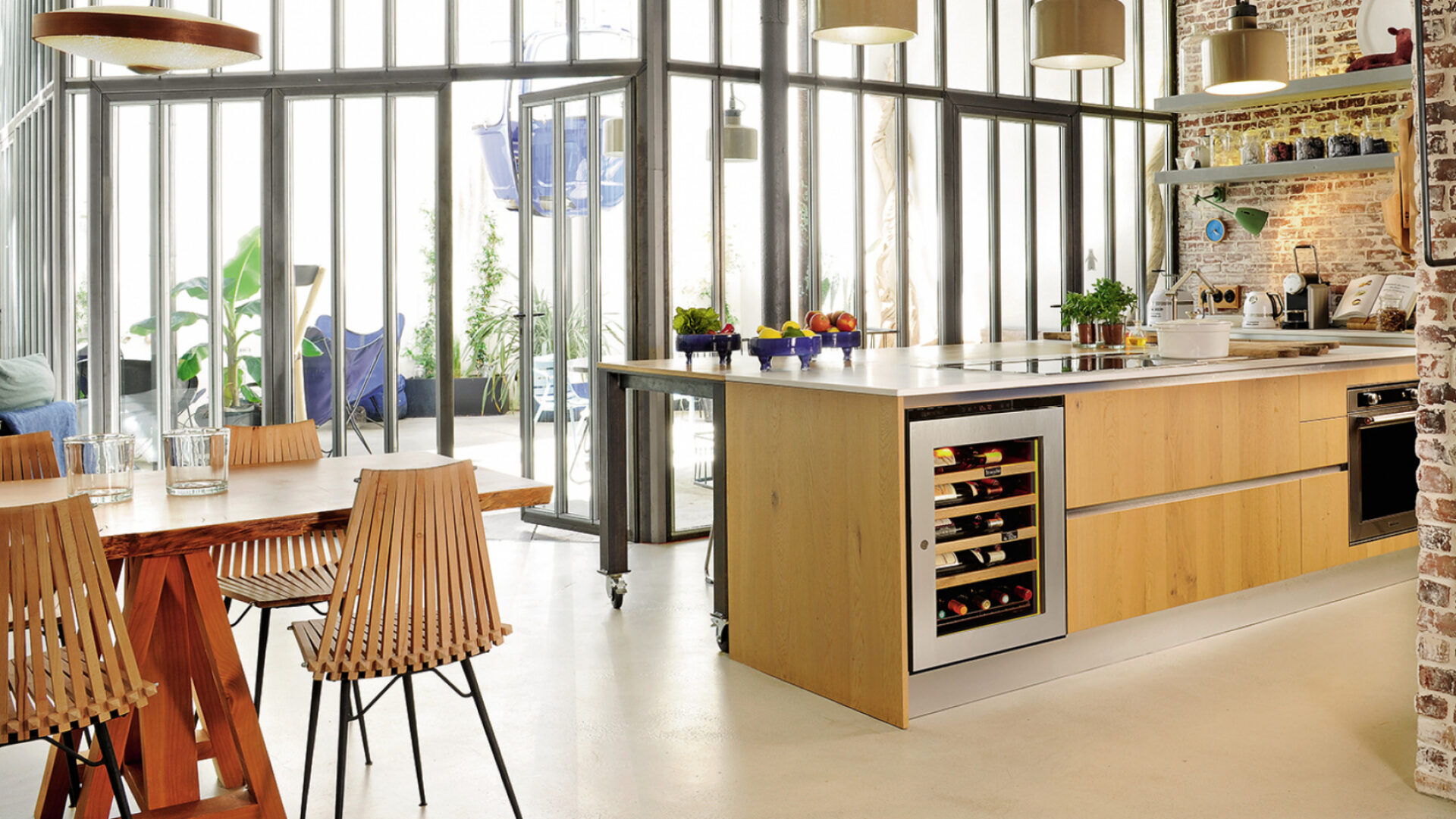 嵌入式酒柜 19 V INSP S amb cuisine briques VI wood BD