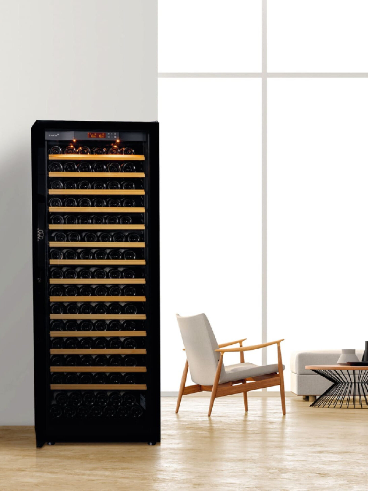 葡萄酒侍饮酒柜 13 cave a vin pure grand modele salon moderne scandinave contre mur blanc