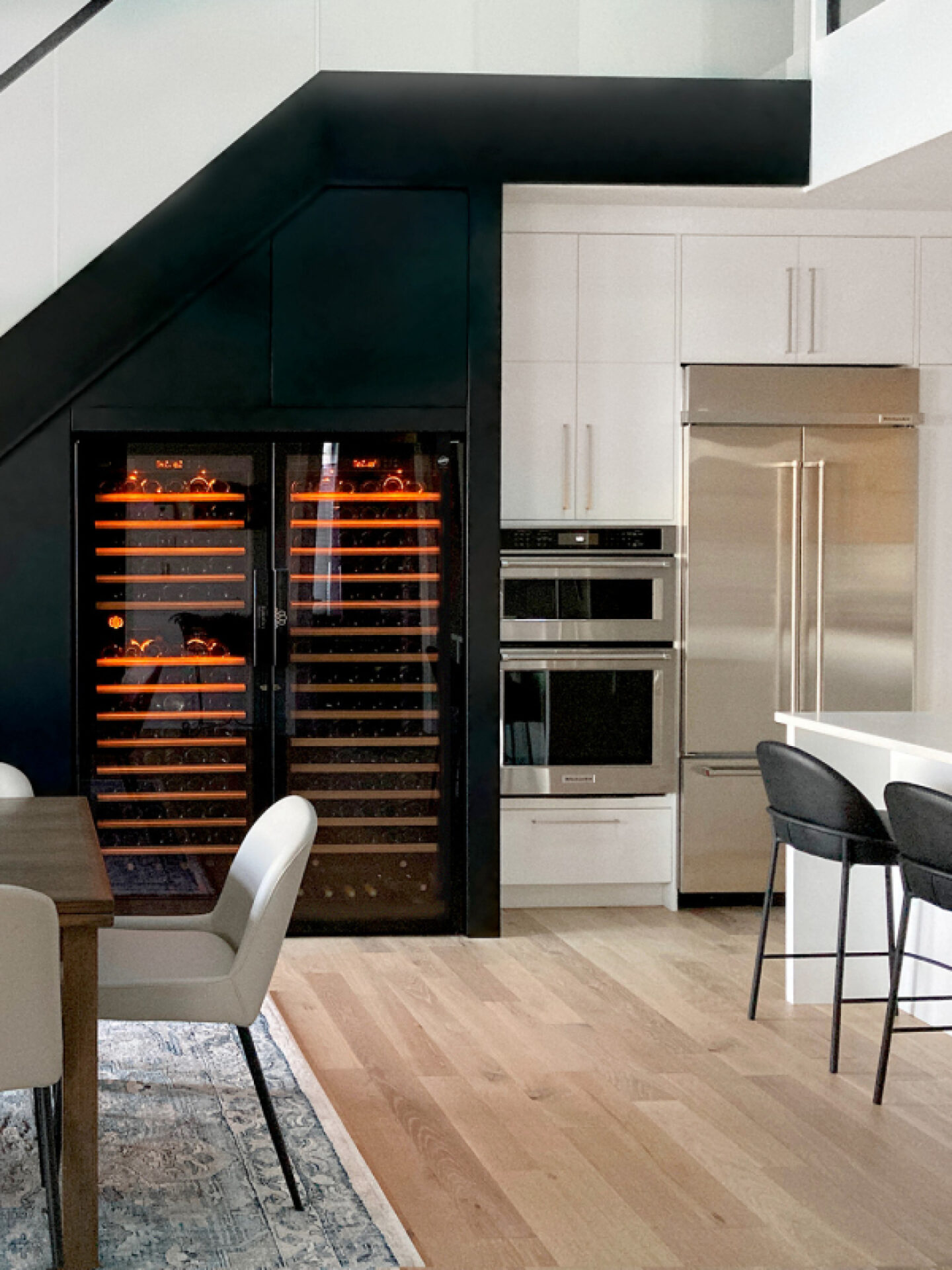 葡萄酒侍饮酒柜 12 eurocave double cave a vin encastreee sous escalier noir 2 temperature separee service et conservation