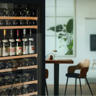 展示葡萄酒瓶的 EuroCave 侍饮酒柜
